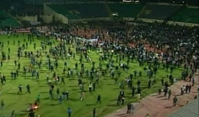Трагедия во время футбольного матча в Египте (10 фото + видео)