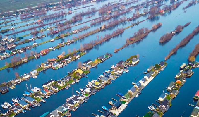 Озеро с "полосатыми" островами. Как добыча торфа создала отличный курорт в Нидерландах? (4 фото)