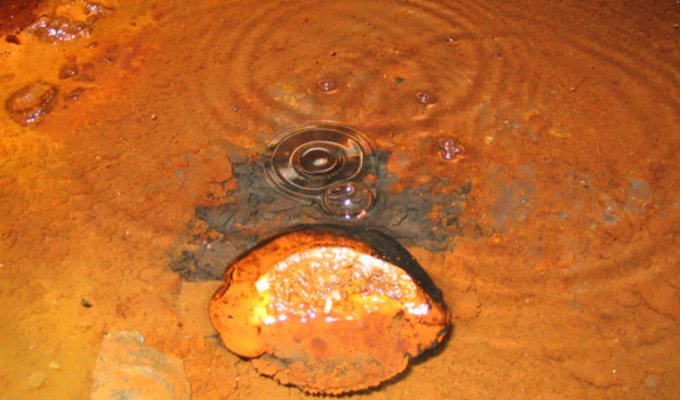 "Невкусная": учёные выпили воду, которой миллиарды лет, и рассказали о своих ощущениях (3 фото)