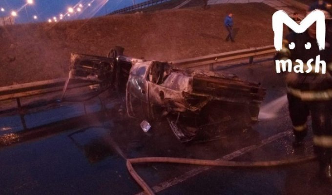 Необычная авария на Симферопольском шоссе (4 фото)