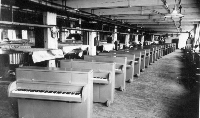 Зачем во время войны американцы сбрасывали пианино с воздуха (5 фото)