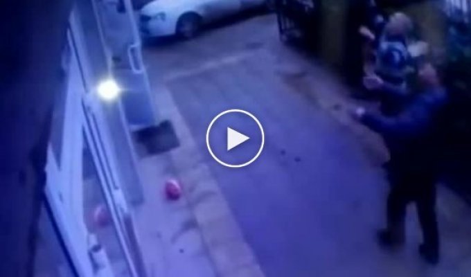 Прохожие в Махачкале поймали девочку, которая выпала из окна пятого этажа