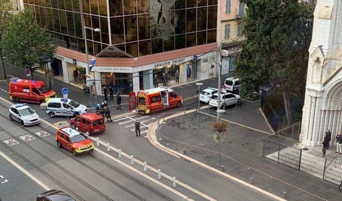 Теракт в Ницце: неизвестный с ножом напал на людей у Нотр-Дама (3 фото + 5 видео)
