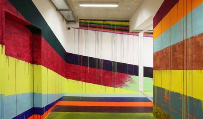 Разноцветные коридоры Дюссельдорфской тюрьмы (5 фото)