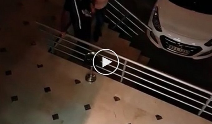 Пьяные пожилые туристы пытаются справиться с лестницей в турецком отеле