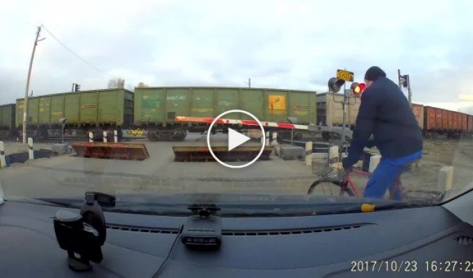 Велосипедист остановил локомотив на железнодорожном переезде