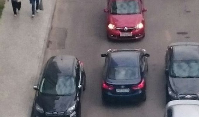 Автоледи не могут поделить дорогу (2 фото)