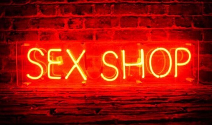 Забавные истории от работников секс-шопа (1 фото)