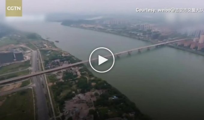 В Китае взорвали полуторакилометровый мост над рекой Ган в провинции Цзянси