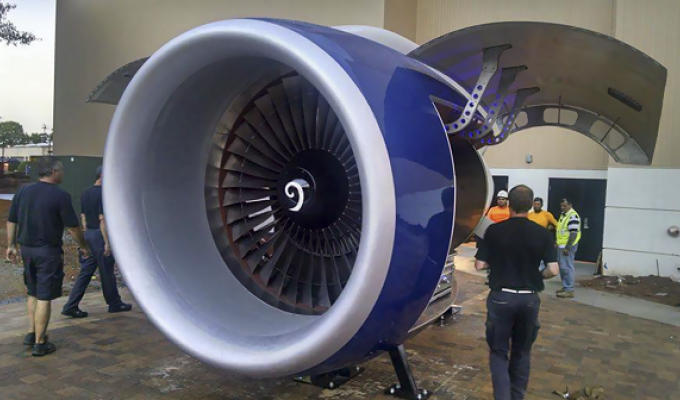 Авиатехники из США превратили двигатель самолета в "реактивный" гриль-барбекю (5 фото + видео)