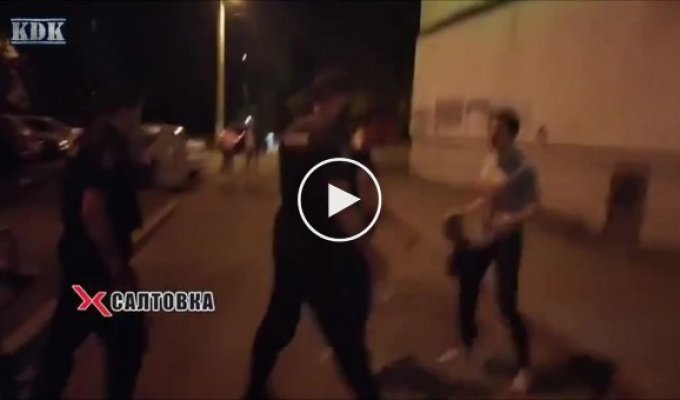 В Харькове пьяные в стельку подростки разбили голову полицейскому (мат)