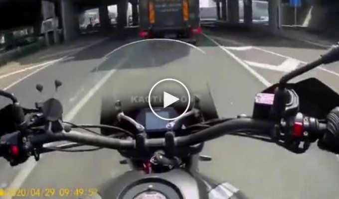 Мотоциклист и автомобилист не поделили дорогу