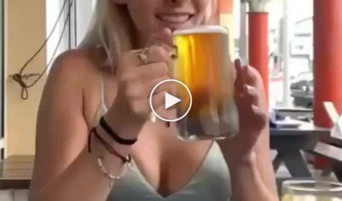 Девушка показала фокус с мгновенным исчезновением пива