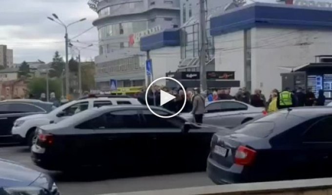 Пять автомобилей полиции окружили BMW
