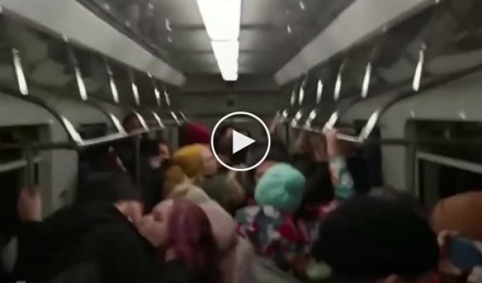В метро Екатеринбурга 60 человек поцеловались в знак протеста против коронавирусных ограничений