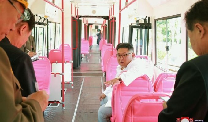Ким Чен Ын лично инспектирует троллейбус и трамвай нового типа (14 фото)