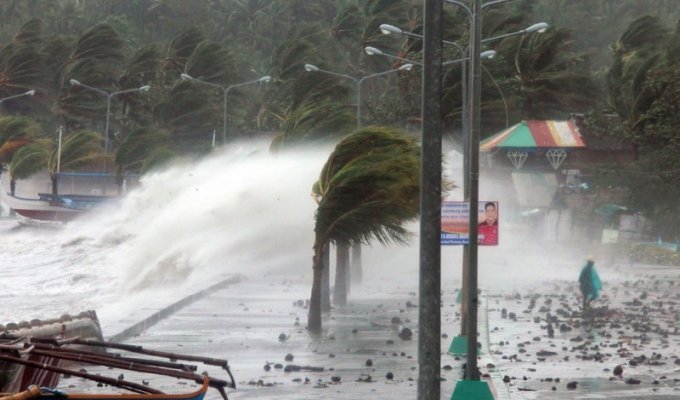 Тайфун Хаян унес жизни более 10 тысяч человек (19 фото)