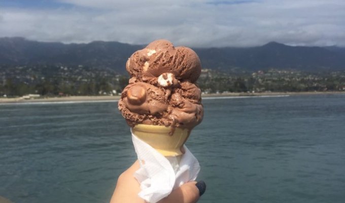 Студентка решила сделать фото мороженого на фоне океана (2 фото)
