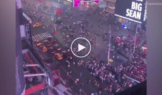 Массовая паника на Таймс-сквер в Нью-Йорке звук мотоцикла приняли за выстрелы