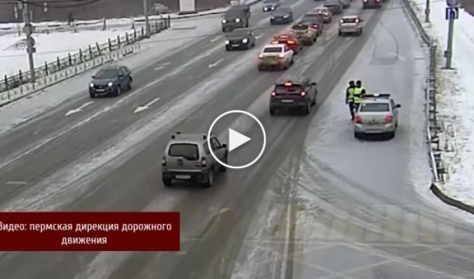 В Перми водитель автобуса испугался сотрудников ДПС, свернул на встречку и устроил аварию