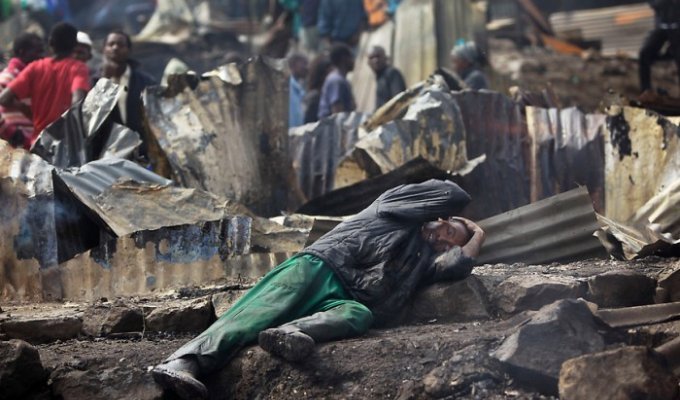 Взрыв бензопровода в Найроби (20 фото)