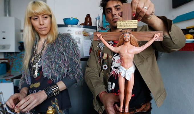 Художники превратили Барби и Кена в религиозных святых (17 фото)