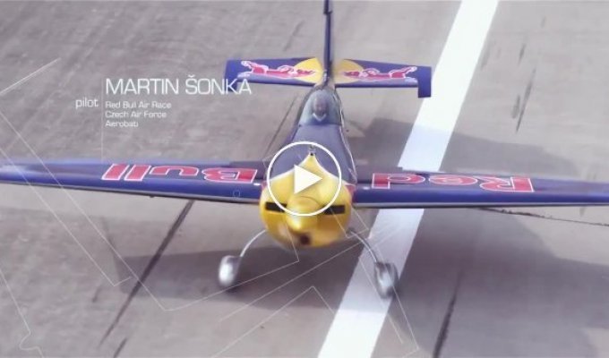 Red Bull - Самолет и парашютист