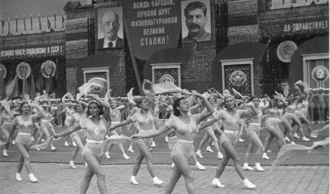 Советские физкультурники и спортсмены в ретро фотографиях (22 фото)