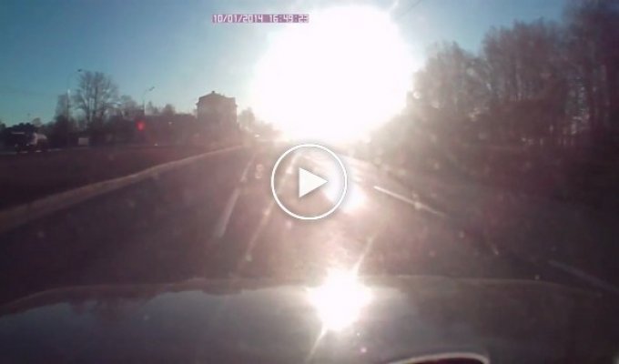Ослепленный солнцем водитель попал в аварию
