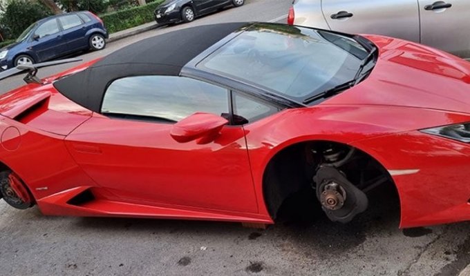 В Греции владелец обнаружил свой Lamborghini на кирпичах и без передних тормозов (5 фото)