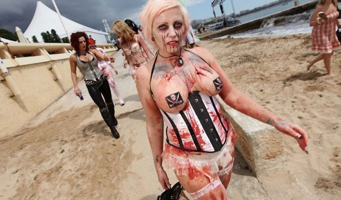 Зомби на пляже в Каннах (13 фото)