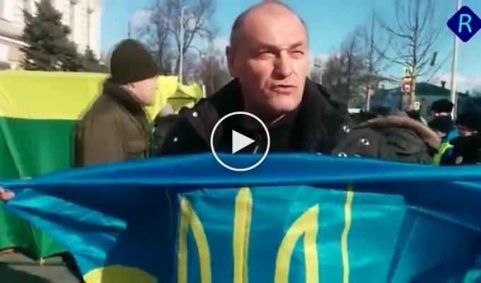 Власть РФ запретила проносить флаг Украины на любые митинги