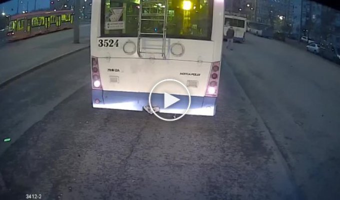 Мужчина из Санкт-Петербурга решил угнать троллейбус, но его остановила женщина