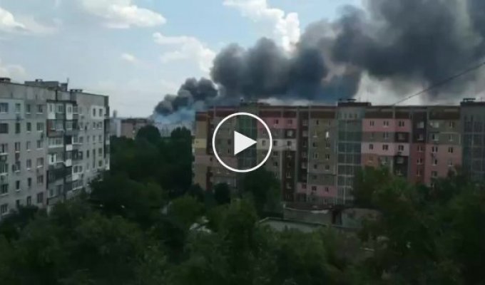 Красиво горит очередной склад боеприпасов оккупантов — на этот раз в Донецке