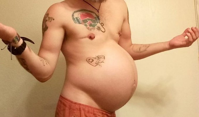 Родивший сына мужчина показал, как выглядел во время беременности (4 фото)