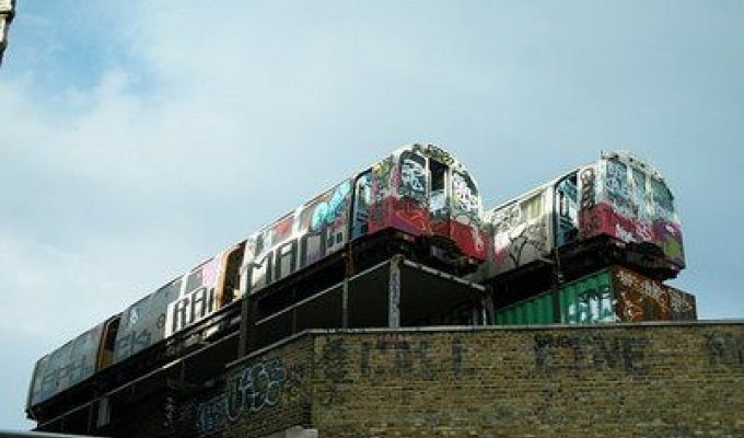  Граффити на вагонах лондонского метро (23 Фото)