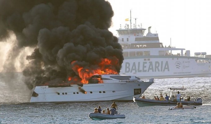 Яхта эксцентричного игрока в покер сгорела в Средиземном море (8 фото + 1 видео)