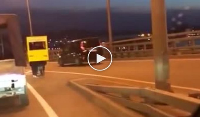 Задержание пешеходного автобуса на мосту во Владивостоке