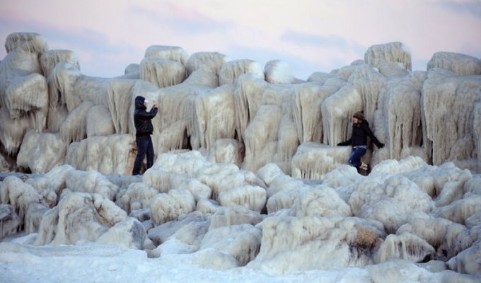 Черное море впервые за 30 лет покрылось льдом (16 фото)