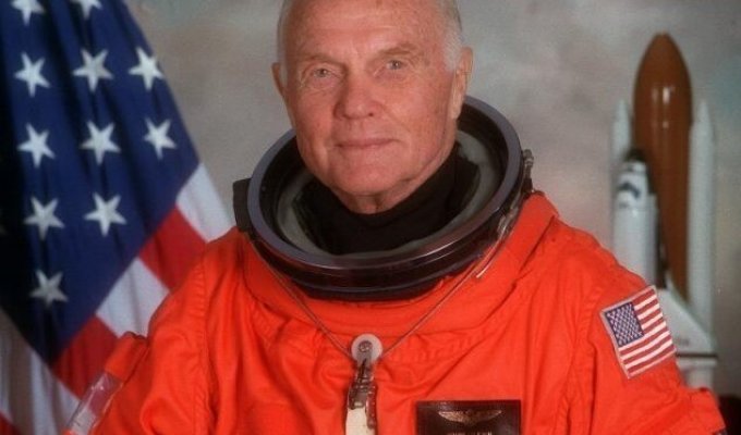 29 октября 1998 г. 22 года назад, в космический полет отправился 77-летний астронавт Джон Гленн (2 фото)