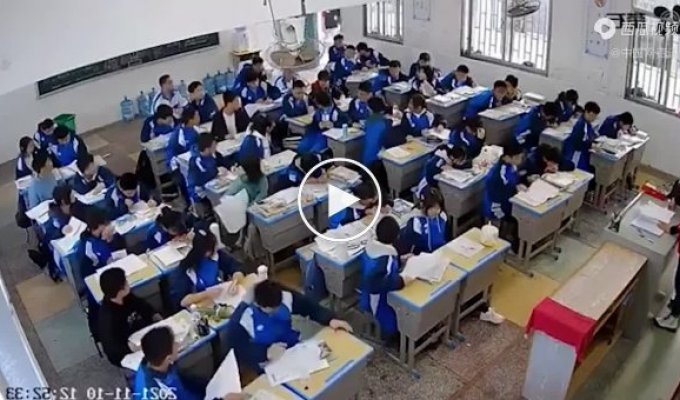 В Китае голодный ученик набросился на учительницу во время урока