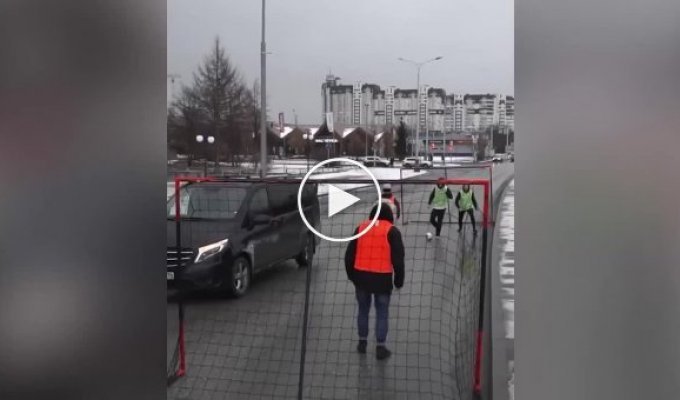 Блогеры из Екатеринбурга перекрыли дорогу, чтобы поиграть в футбол, но добились внимания не подписчиков, а ГИБДД