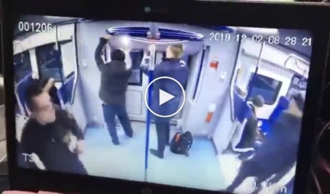 В Москве мужчина решил покинуть движущийся скоростной поезд на ходу