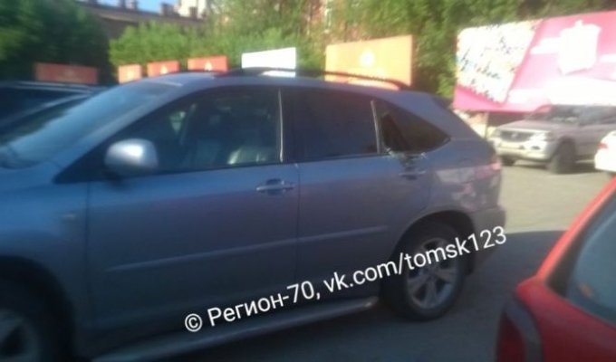 Жители Томска спасли ребенка, запертого в машине на жаре (3 фото)