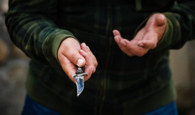 Как не надо себя вести при ограблении с ножом (1 фото)