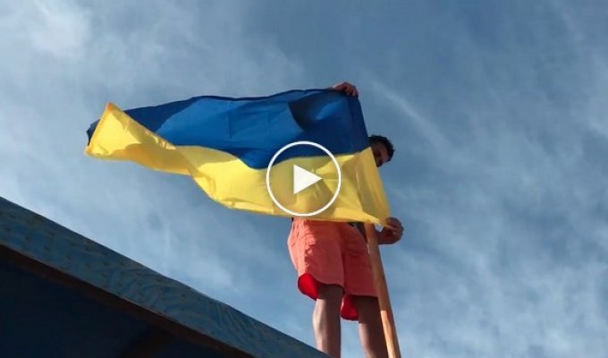На египетском курорте Марса-эль-Алам теперь висит украинский флаг