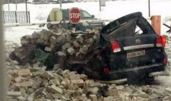 Обломки крыши завода раздавили Toyota Land Cruiser в Казани (7 фото)