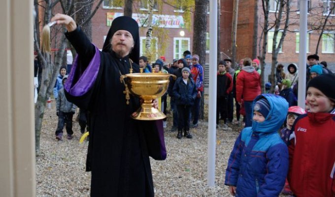 В Екатеринбурге священнослужитель построил 7-этажную школу на деньги прихожан (5 фото)