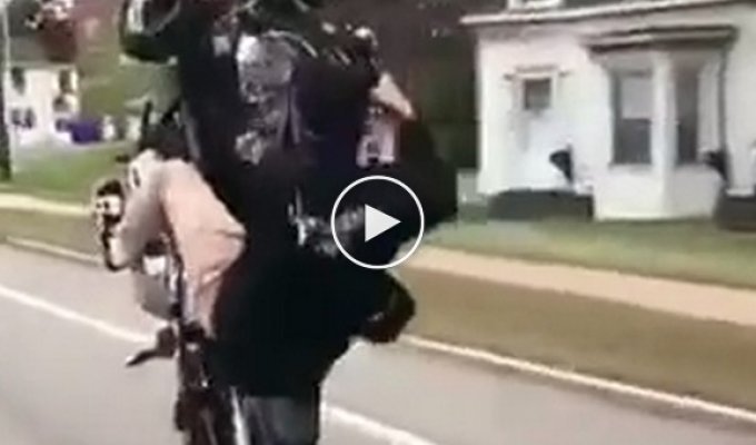 Отчаянный мотоциклист выделывается на дороге