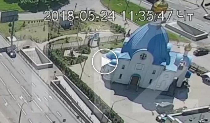 Рабочий падает с купола Храма Казанской иконы Божией Матери